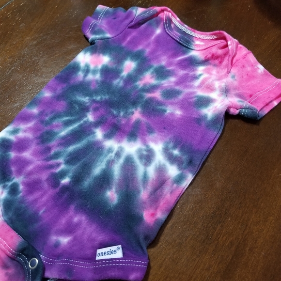 0-3 Months Pink Purple Grey Tie Dye Onesie - Picture 3 of 6